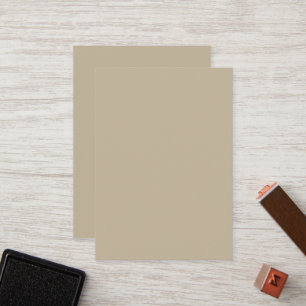 ein Mann in einem Anzug und Krawatte stehend vor e Treuekarte