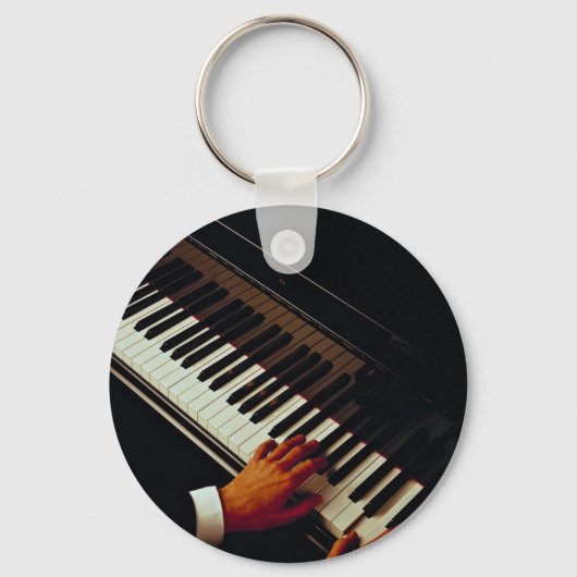 Ein Mann spielt Klavier Schlüsselanhänger (Vorderseite)