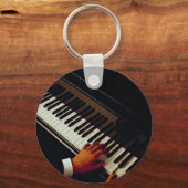 Ein Mann spielt Klavier Schlüsselanhänger (Vorderseite)