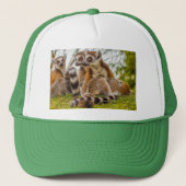 ein männlicher Lemur umarmt sein Weibchen auf eine Truckerkappe (Vorderseite)