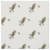 Ein männlicher Osprey, der einen Fisch trägt und Stoff (Muster)