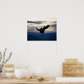 Ein männlicher Snowboarder drehe beim Reiten einen Poster (Küche)