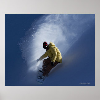 Ein männlicher Snowboarder fängt das letzte Licht Poster