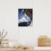 Ein männlicher Snowboarder springt von einem Eisfa Poster (Küche)