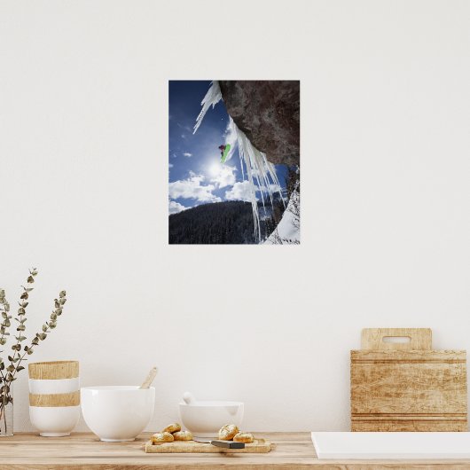 Ein männlicher Snowboarder springt von einem Eisfa Poster (Küche)