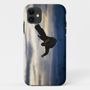 Ein männlicher Snowboarder tut eine Rückseite iPhone 11 Hülle