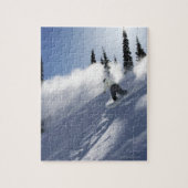 Ein männliches Snowboarder-Ripping-Pulver in Idaho Puzzle (Vertikal)