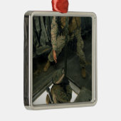 Ein Marine schickt einen anderen Marine in die Höl Silbernes Ornament (Rechts)