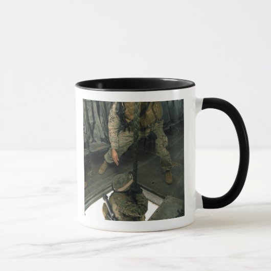 Ein Marine schickt einen anderen Marine in die Höl Tasse (Rechts)