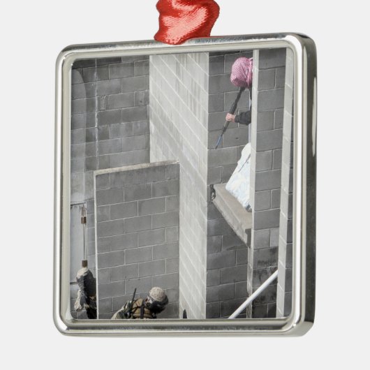 Ein Marine- und Rollenspielfeind Silbernes Ornament (Links)