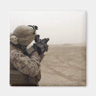 Ein Marinesoldat feuert das M-32 ab Magnet