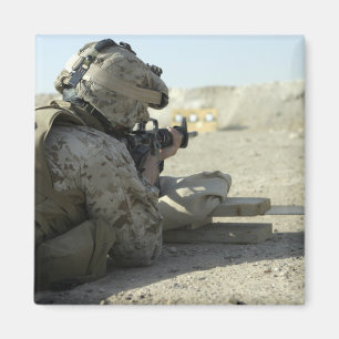 Ein Marinesoldat feuert ein Gewehr des Services Magnet