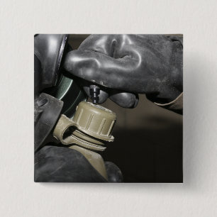 Ein Marinesoldat fügt ein trinkendes Rohr in sein Button