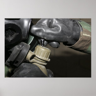 Ein Marinesoldat fügt ein trinkendes Rohr in sein Poster