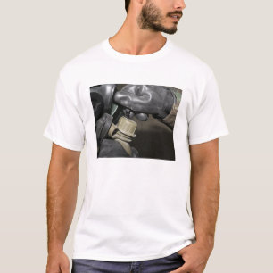 Ein Marinesoldat fügt ein trinkendes Rohr in sein T-Shirt