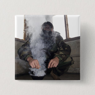 Ein Marinesoldat füllt die Gaskammer mit mehr Button