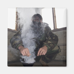 Ein Marinesoldat füllt die Gaskammer mit mehr Magnet