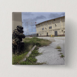 Ein Marinesoldat gibt Sicherheit bekannt Button