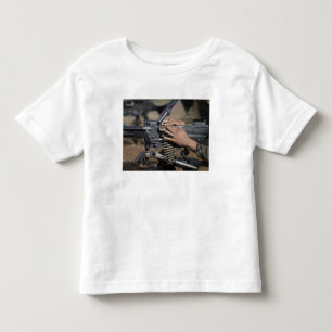 Ein Marinesoldat lädt a.m. - Maschinengewehr 240G Kleinkind T-shirt