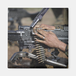 Ein Marinesoldat lädt a.m. - Maschinengewehr 240G Magnet