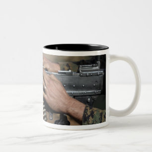 Ein Marinesoldat lädt a.m. - Maschinengewehr 240G Zweifarbige Tasse