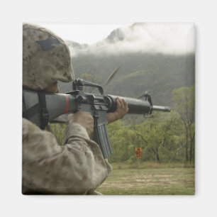 Ein Marinesoldat leitet Bohrgeräte Magnet