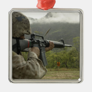 Ein Marinesoldat leitet Bohrgeräte Silbernes Ornament