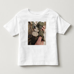 Ein Marinesoldat schaukelt Handvoll 40 Kleinkind T-shirt