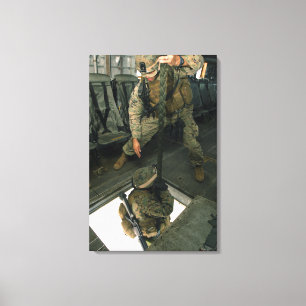 Ein Marinesoldat sendet einen Mitmarinesoldaten Leinwanddruck