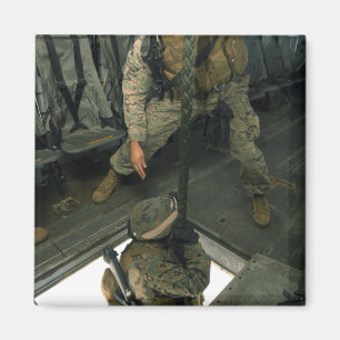 Ein Marinesoldat sendet einen Mitmarinesoldaten Magnet