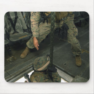Ein Marinesoldat sendet einen Mitmarinesoldaten Mousepad