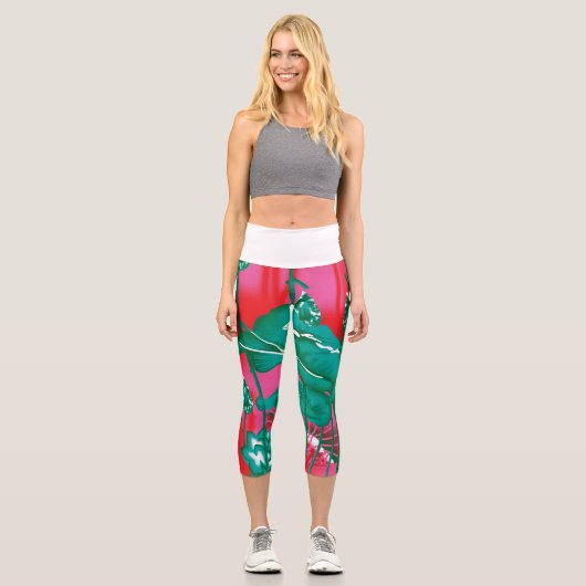 Ein markanter rot-grüner Schal mit Blumen und Lea Capri Leggings (Vorderseite)