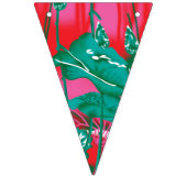 Ein markanter rot-grüner Schal mit Blumen und Lea Wimpelkette (Zweite Fahne)