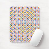 Ein Mauspad mit einem farbenfrohen geometrischen M (Mit Mouse)