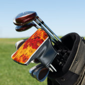 Ein Medley aus Rot-Gelb- und Orangenschwellen Golf Headcover (In Situ)