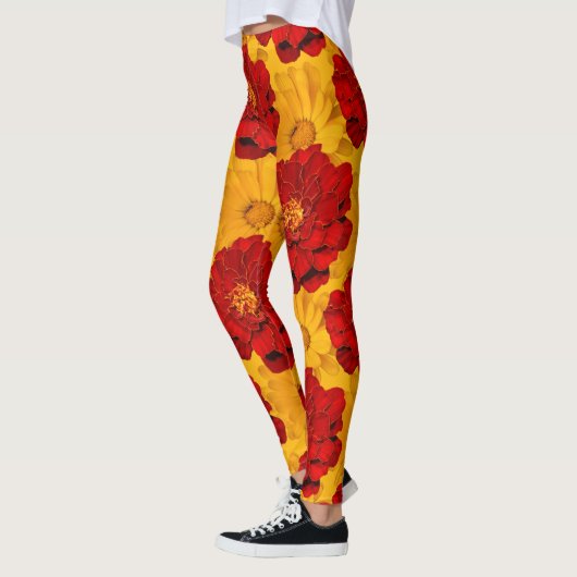 Ein Medley aus Rot und Gelb-Marigolds Leggings (Links)