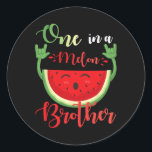 Ein Melon Brother Funny Birthday Matching Fam Runder Aufkleber<br><div class="desc">Einer in einem Melon Brüder lustige Geburtstag Matching Familie Sommer</div>