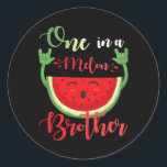 Ein Melon Brother Funny Birthday Matching Fam Runder Aufkleber<br><div class="desc">Einer in einem Melon Brüder lustige Geburtstag Matching Familie Sommer</div>