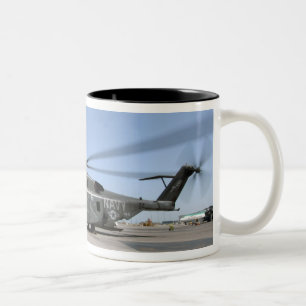 Ein MH-53E Seedrachehubschrauber Zweifarbige Tasse