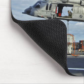 Ein MH-60er Seahawk bereitet sich darauf vor, Muni Mousepad (Ecke)