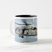 Ein MH-60er Seahawk bereitet sich darauf vor, Muni Zweifarbige Tasse (Vorderseite Links)