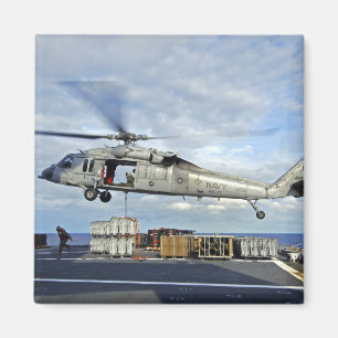 Ein MH-60S Seahawk bereitet vor sich, ammunitio zu Magnet