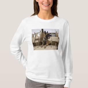 Ein Militärfunktionshund sitzt auf einem M2A3 T-Shirt