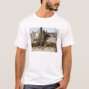 Ein Militärfunktionshund sitzt auf einem M2A3 T-Shirt