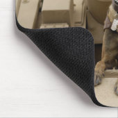 Ein militärisch arbeitender Hund sitzt auf einem M Mousepad (Ecke)