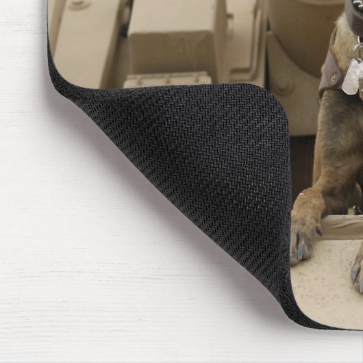 Ein militärisch arbeitender Hund sitzt auf einem M Mousepad (Ecke)
