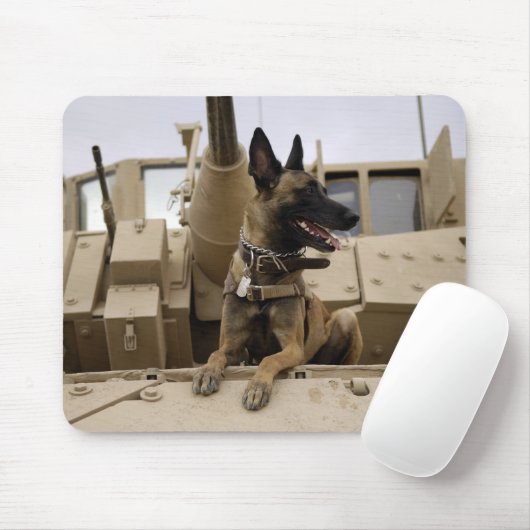 Ein militärisch arbeitender Hund sitzt auf einem M Mousepad (Mit Mouse)