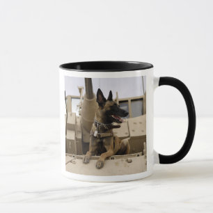 Ein militärisch arbeitender Hund sitzt auf einem M Tasse