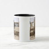 Ein militärisch arbeitender Hund sitzt auf einem M Tasse (Zentrum)