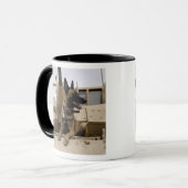 Ein militärisch arbeitender Hund sitzt auf einem M Tasse (Vorderseite Links)